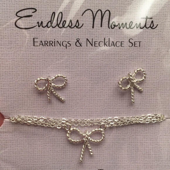 Bow Necklace and Earrings set - Picture 2 of 3